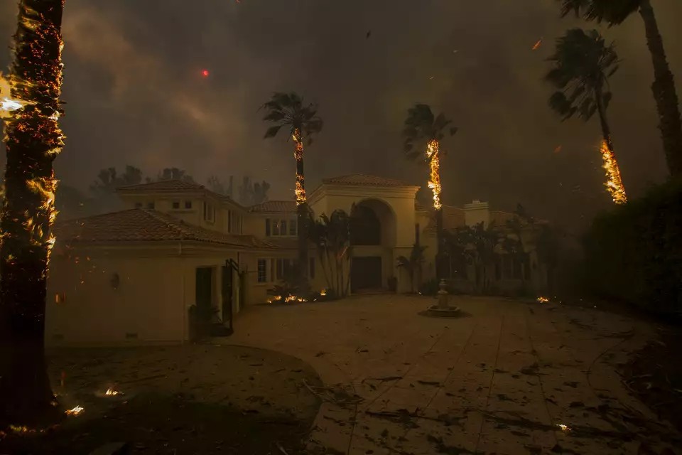 Woolsey Fire in Malibu, David McNew, 2018